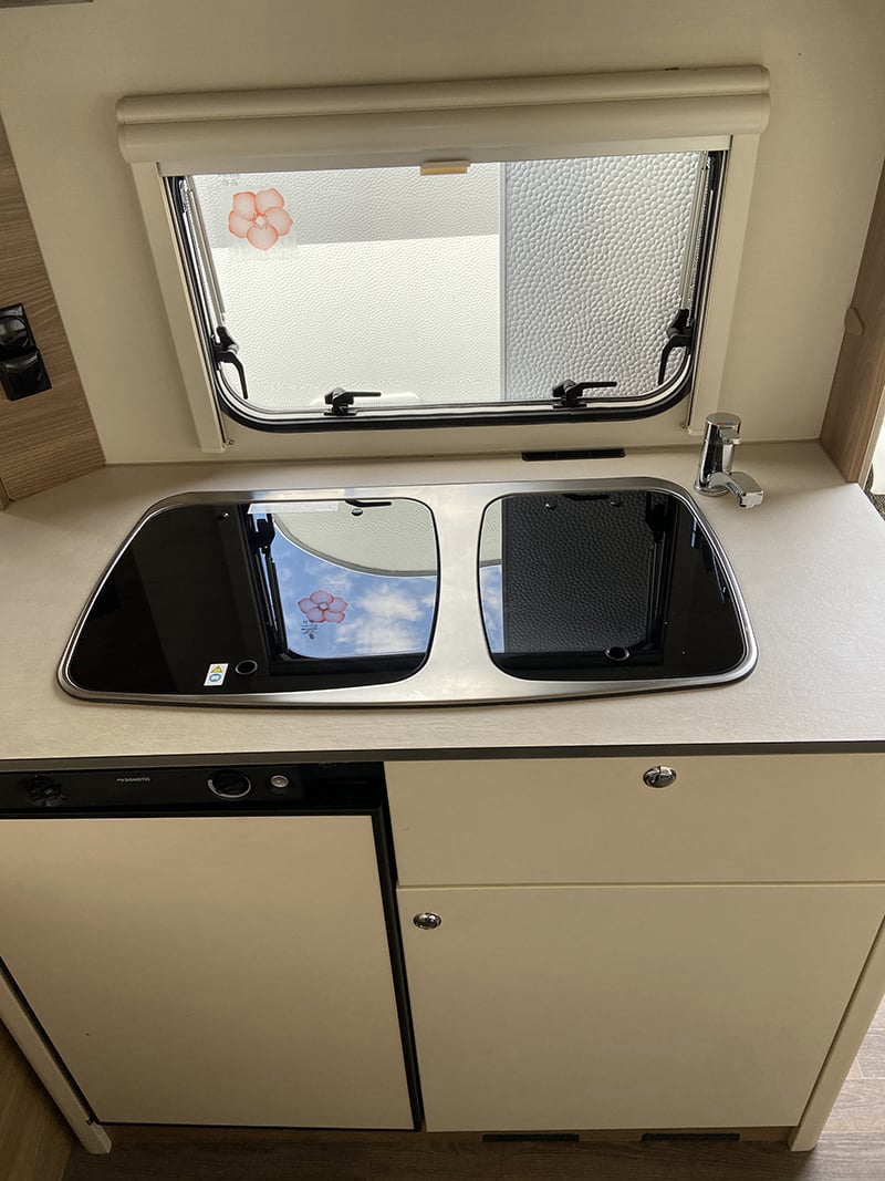 Caravane Bürstner Premio Life 430 TS espace cuisine protections fermées