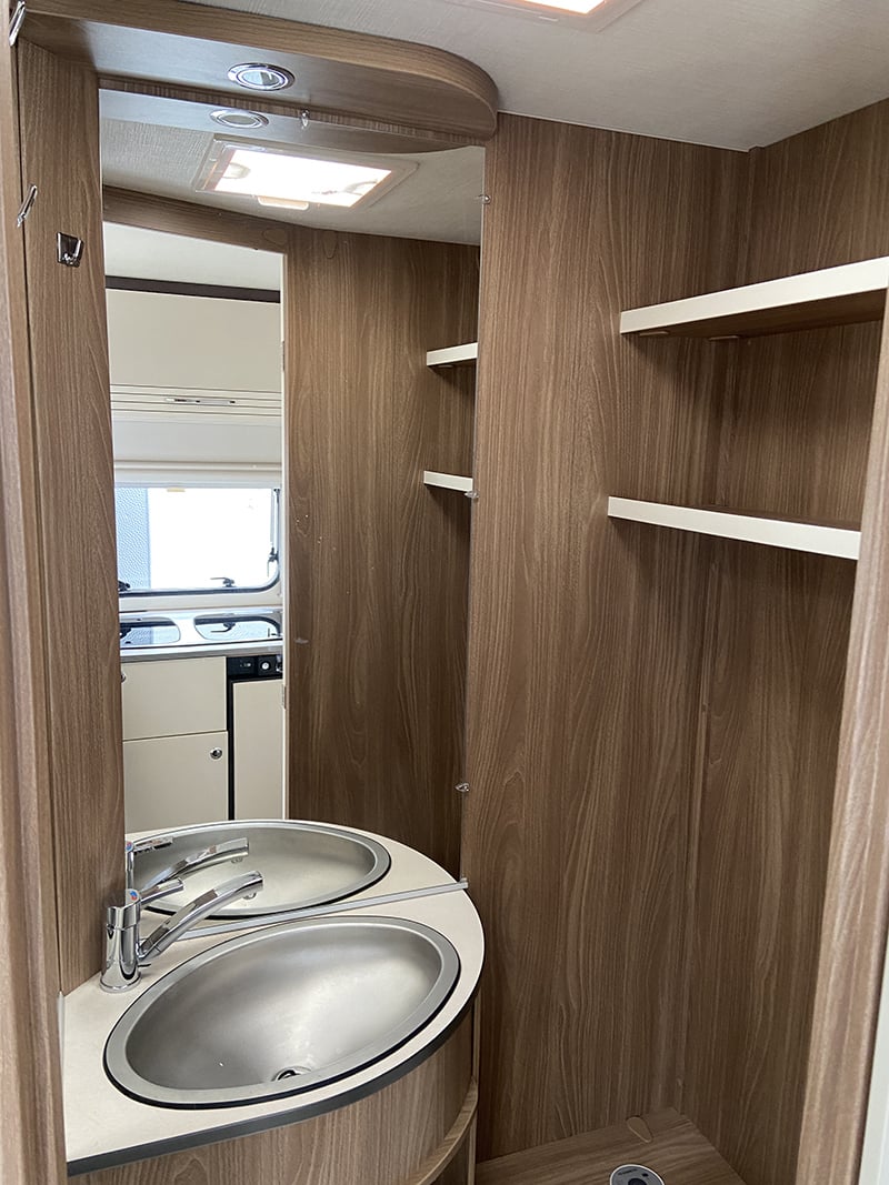 Caravane Bürstner Premio Life 430 TS espace sanitaire lavabo