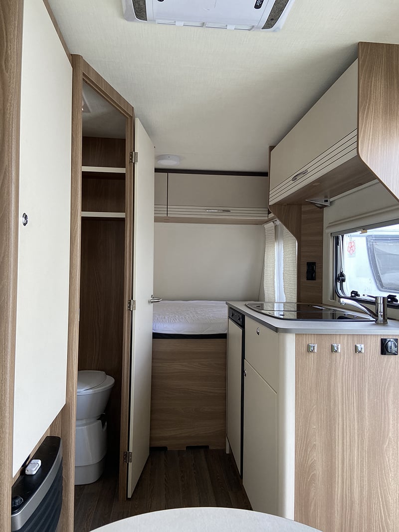 Caravane Bürstner Premio Life 430 TS vue intérieure côté couchage