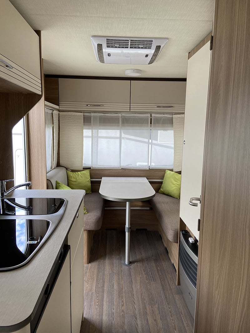 Caravane Bürstner Premio Life 430 TS vue intérieure côté salon