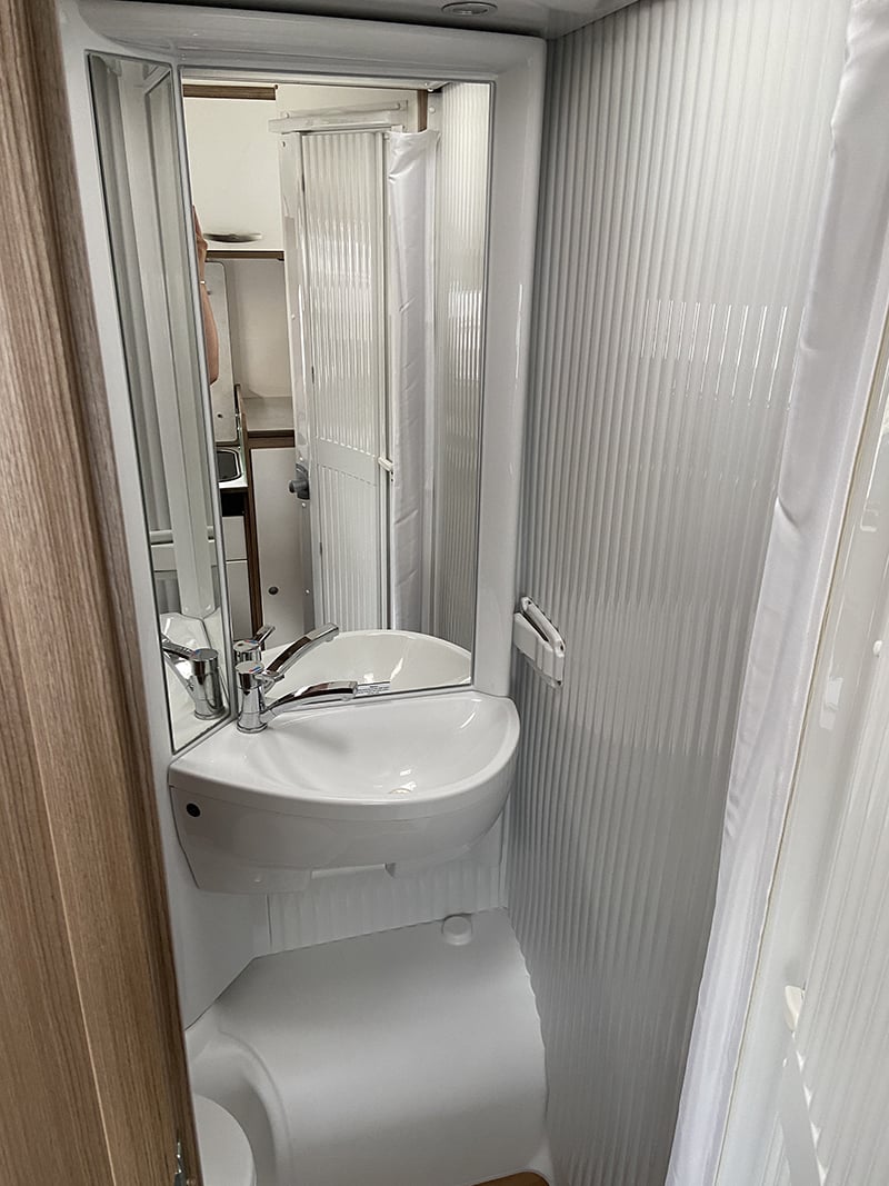 Intégral Carado i338 espace sanitaire lavabo