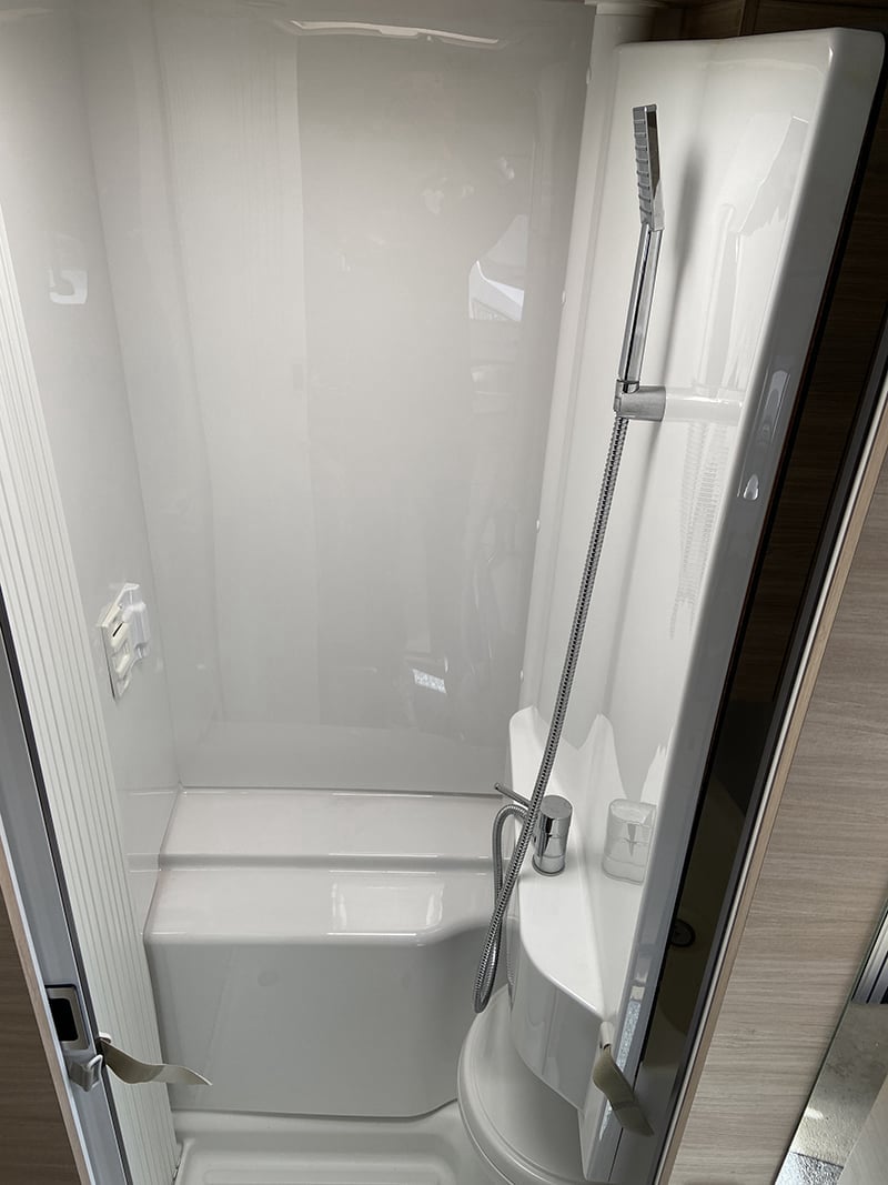 Profilé Challenger S 194 Start Edition espace douche