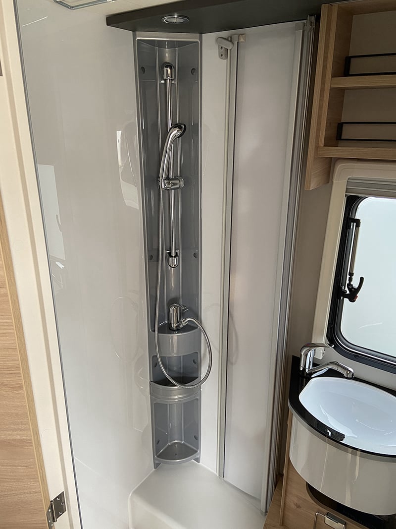 Intégral Dethleffs Globebus i6 espace douche