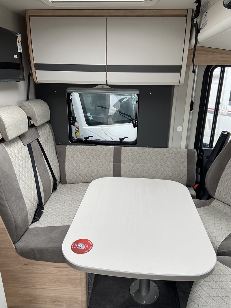 Intégral Dethleffs Globebus i6 petit salon