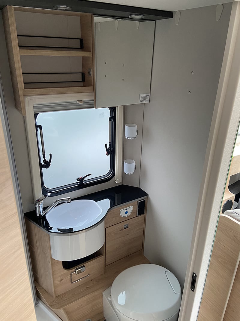 Intégral Dethleffs Globebus i6 espace sanitaire lavabo