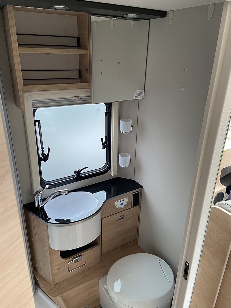 Intégral Dethleffs Globebus i6 espace sanitaire lavabo