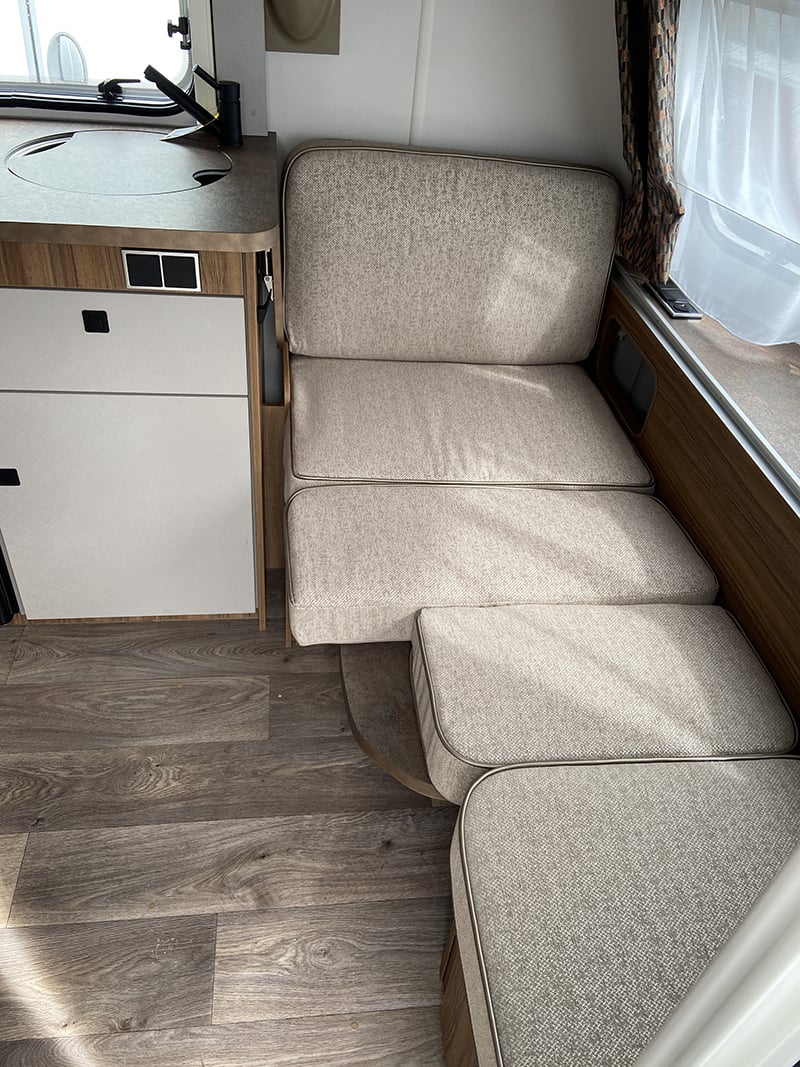 Caravane Eriba Touring 310 Edition Legend 2024 autre vue banquette transformable en lit