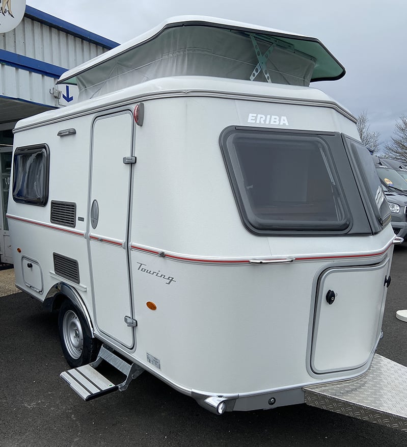 Caravane Eriba Touring 320 Edition Legend 2024 profil Avant droit toit relevé