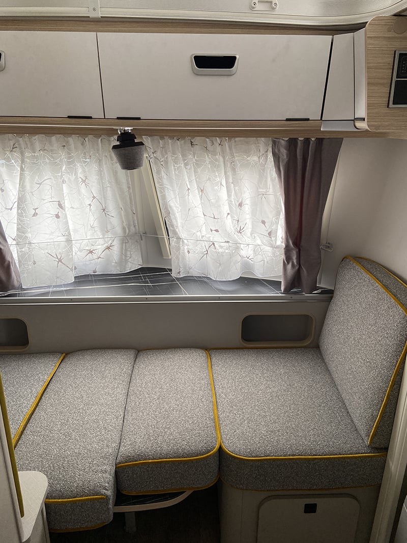 Caravane Eriba Touring 430 Urban Edition Grise petit salon transformé en couchage 1 personne