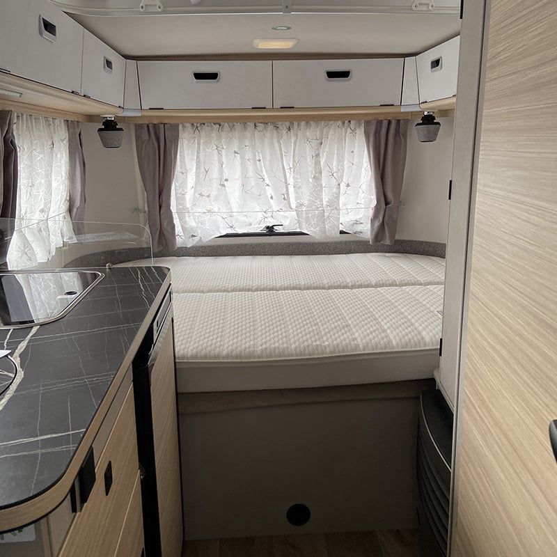 Caravane Eriba Touring 430 Urban Edition Grise vue intérieure couchage