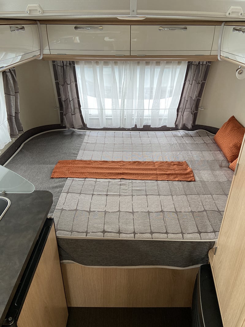 Caravane Eriba Triton 430 - 60e édition 2022 espace couchage