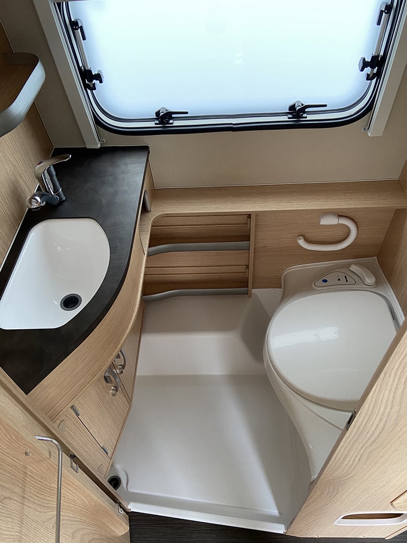 Caravane Eriba Triton 430 - 60e édition 2022 espace sanitaire