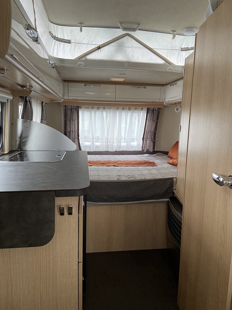 Caravane Eriba Triton 430 - 60e édition 2022 vue intérieure couchage