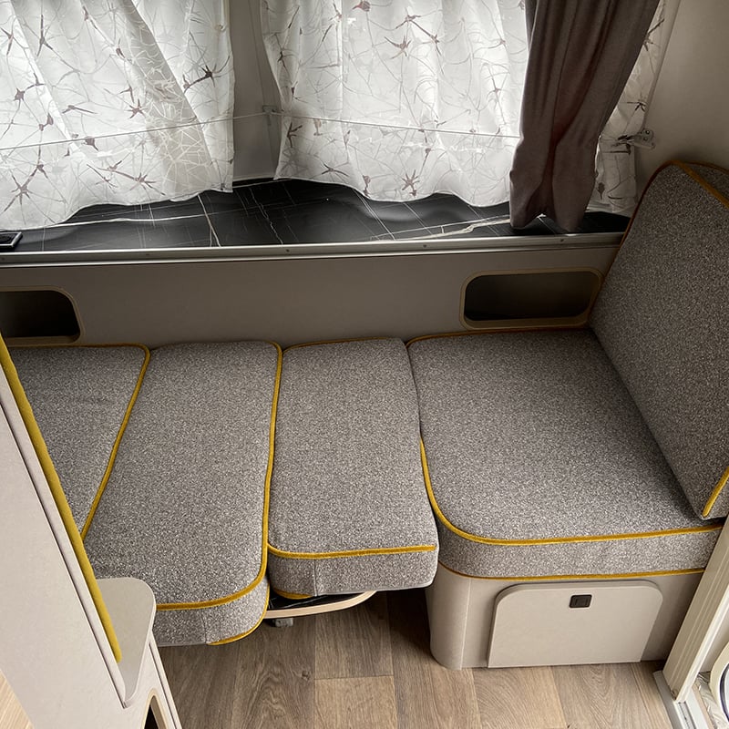 Caravane Eriba Touring 430 Urban Edition Jaune banquette transformable en lit