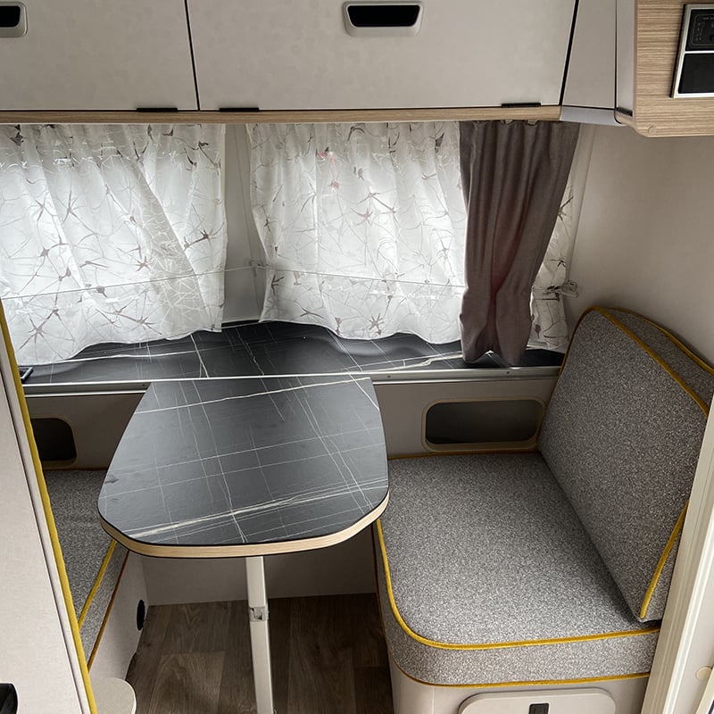 Caravane Eriba Touring 430 Urban Edition Jaune espace salon