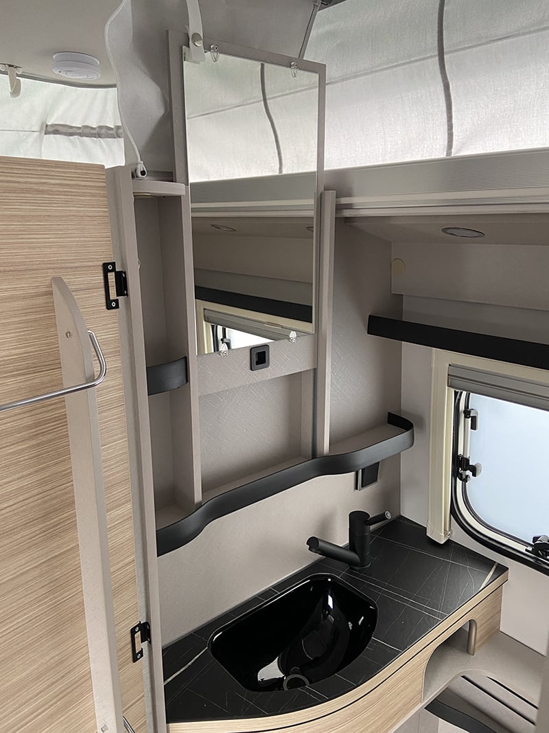 Caravane Eriba Touring 430 Urban Edition Jaune espace sanitaire lavabo