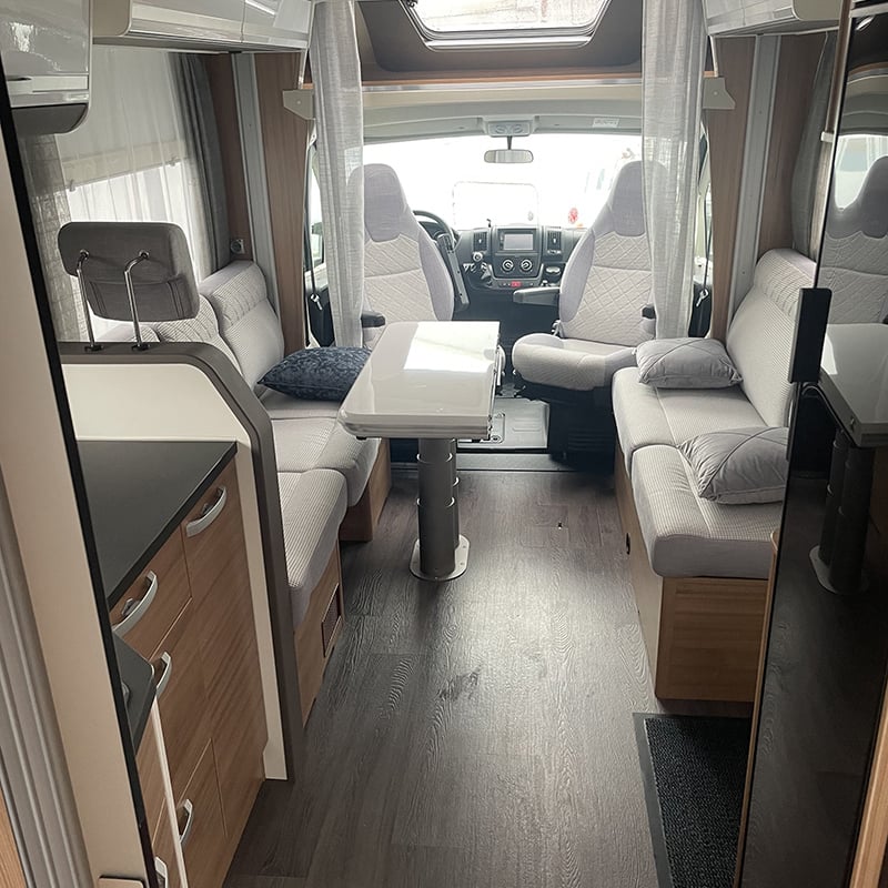 Profilé Adria Matrix Axess 600 DT vue intérieur salon