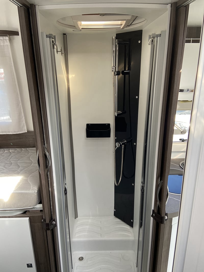 Profilé Benimar Tessoro T468 Spécial Edition espace douche