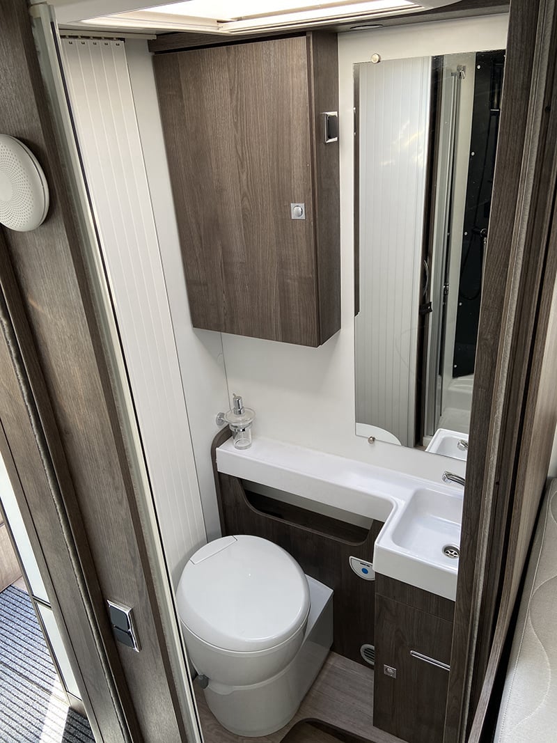 Profilé Benimar Tessoro T468 Spécial Edition espace sanitaire