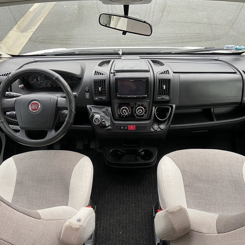 Profilé Bürstner Lyseo T700 cabine de pilotage