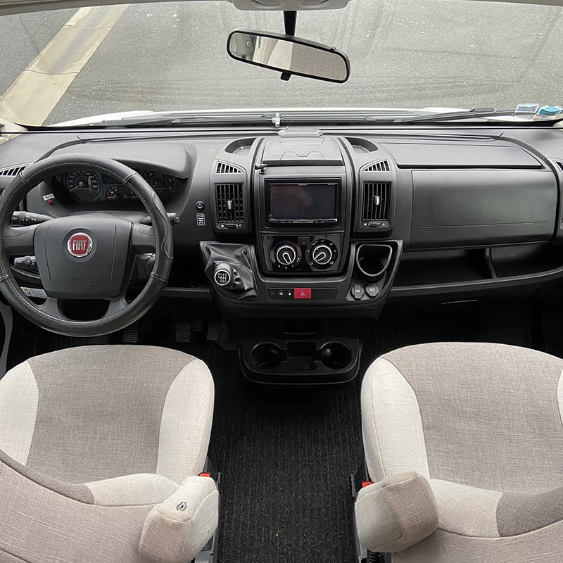 Profilé Bürstner Lyseo T700 cabine de pilotage