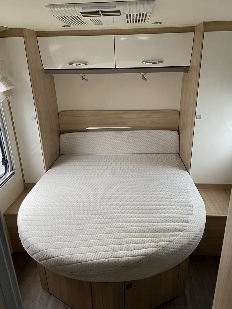 Profilé Bürstner Lyseo T700 espace couchage