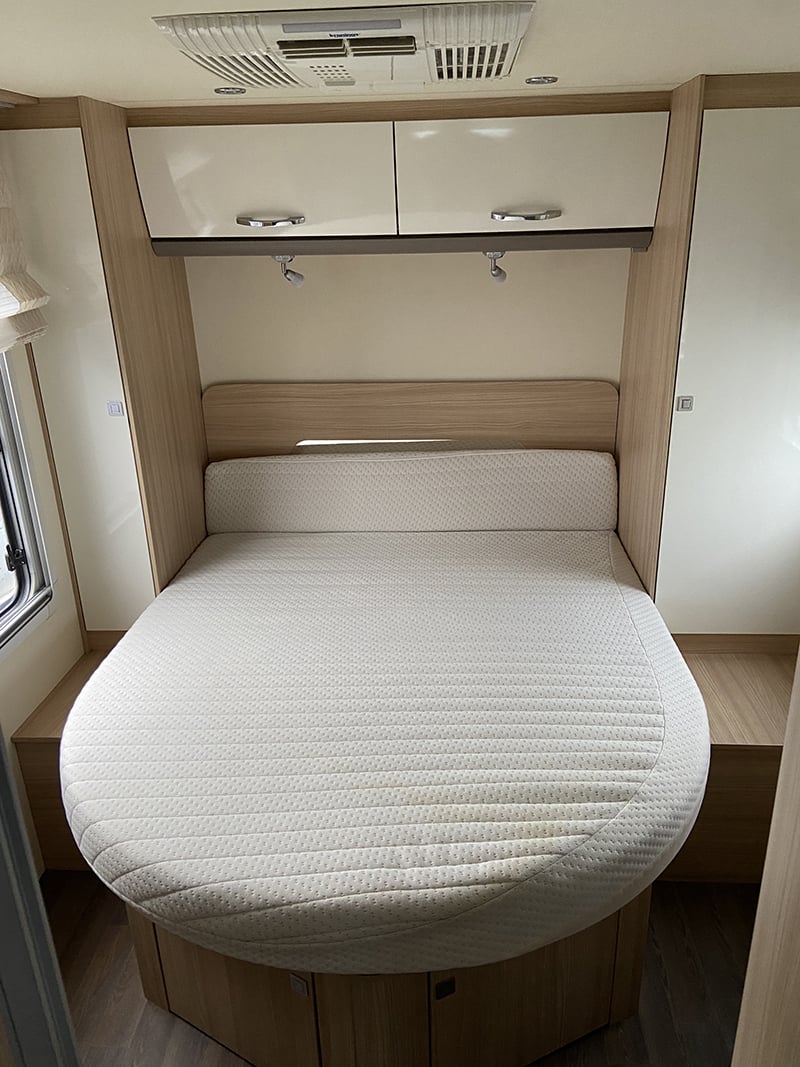 Profilé Bürstner Lyseo T700 espace couchage