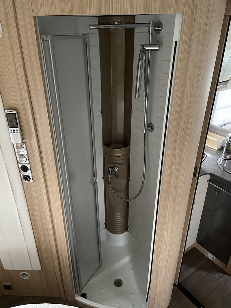 Profilé Bürstner Lyseo T700 espace douche