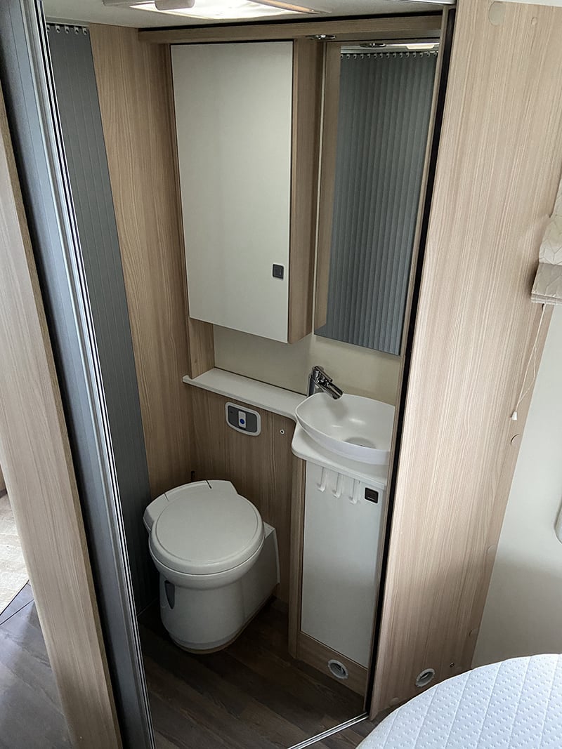 Profilé Bürstner Lyseo T700 espace sanitaire