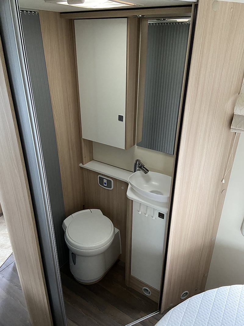 Profilé Bürstner Lyseo T700 espace sanitaire