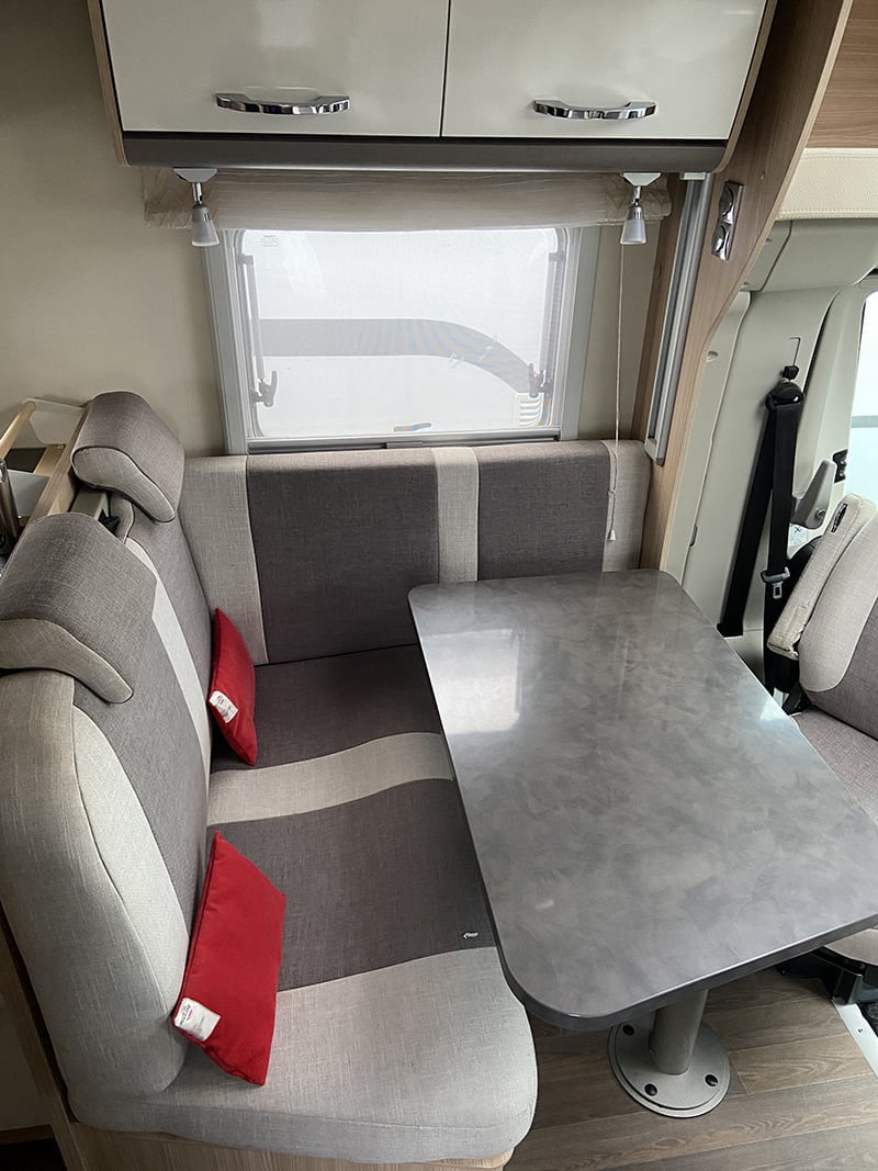 Profilé Bürstner Lyseo T700 vue salon