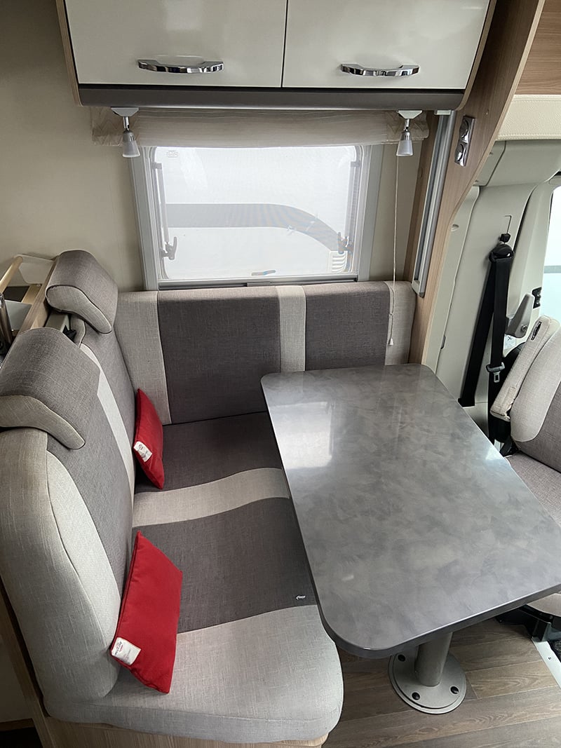 Profilé Bürstner Lyseo T700 vue salon