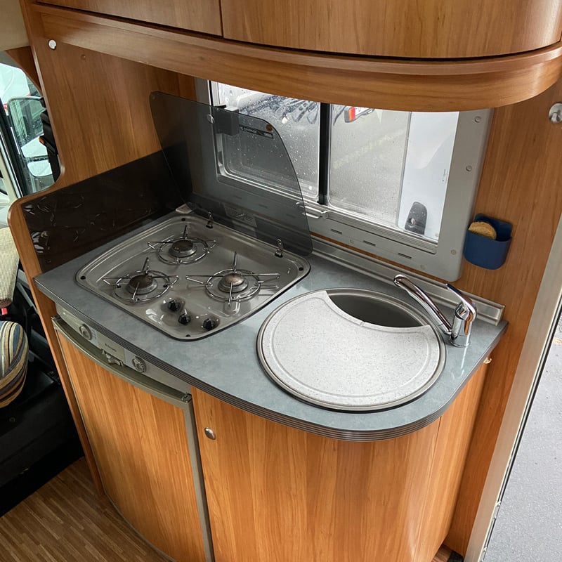 Profilé Bürstner Marano T 585 espace cuisine