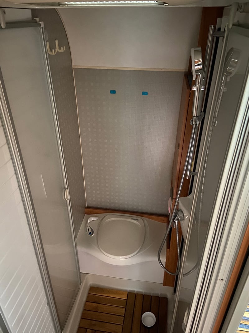 Profilé Bürstner Marano T 585 espace sanitaire douche