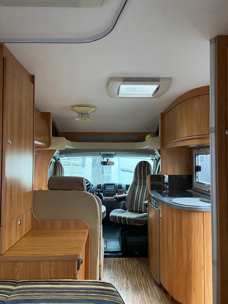 Profilé Bürstner Marano T 585 vue intérieure cabine