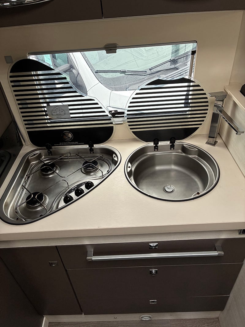 Profilé Challenger Maseo 290 espace cuisine