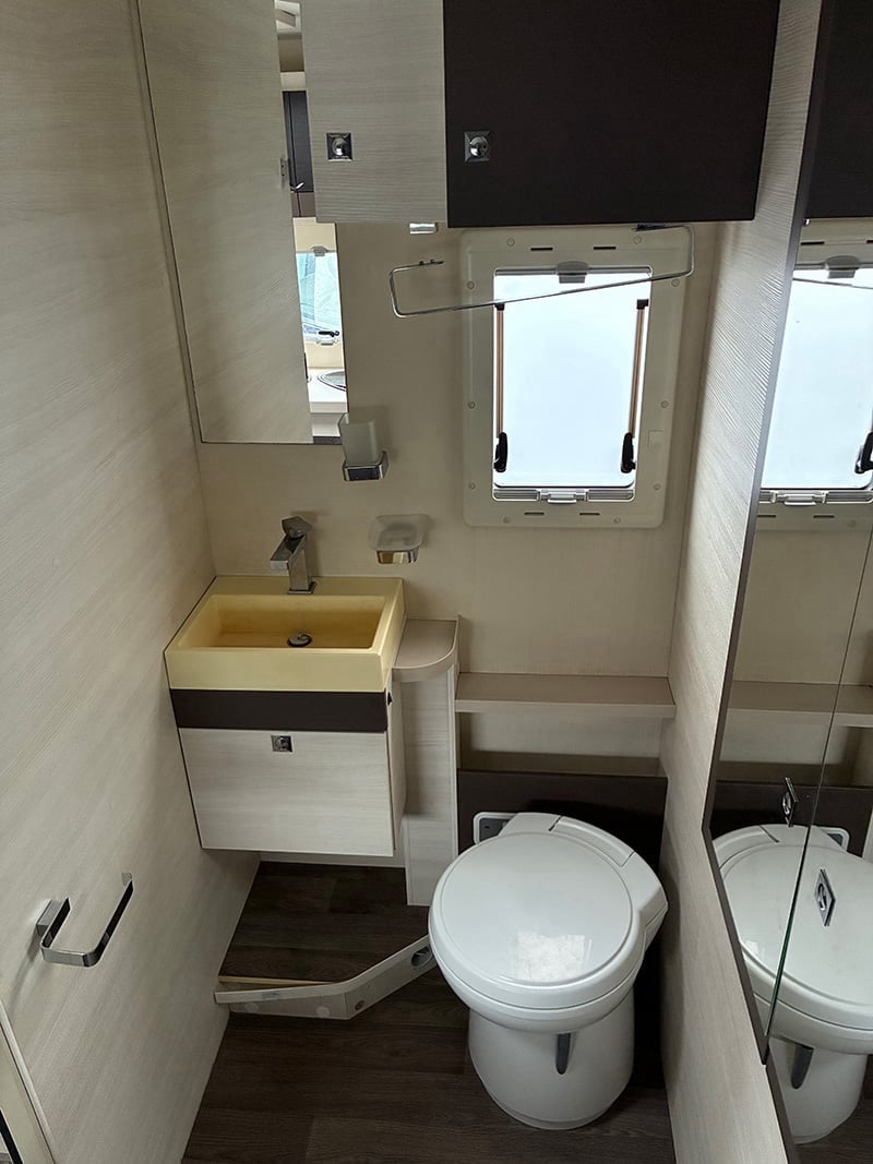 Profilé Challenger Maseo 290 espace sanitaire