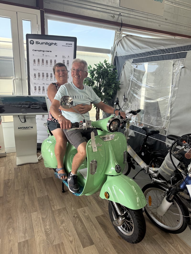 Photo Client heureux lors de l'opération un Scooter Offert par Marijo