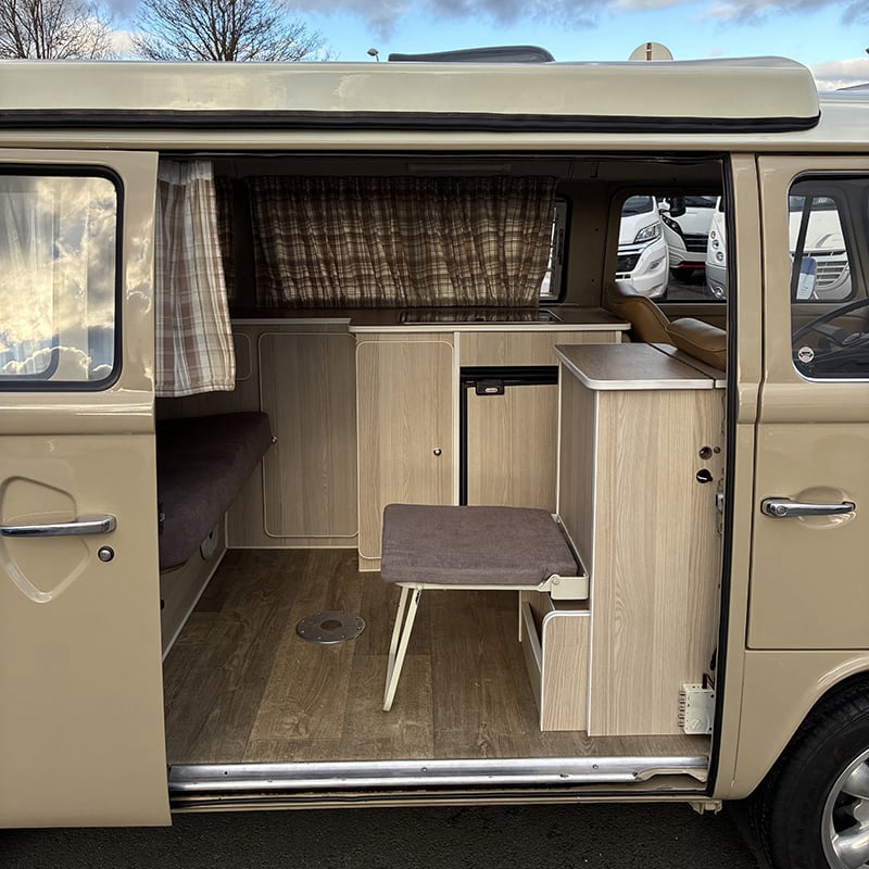Fourgon Combi VW T2 Devon vue intérieure porte coulissante