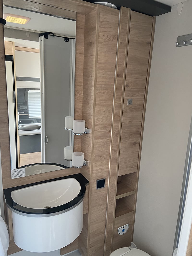 Intégral Dethleffs Globebus i1 espace sanitaire lavabo