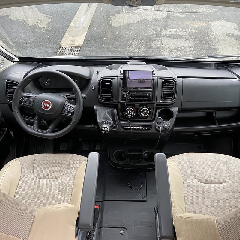 Fourgon Dreamer D 42 cabine de pilotage