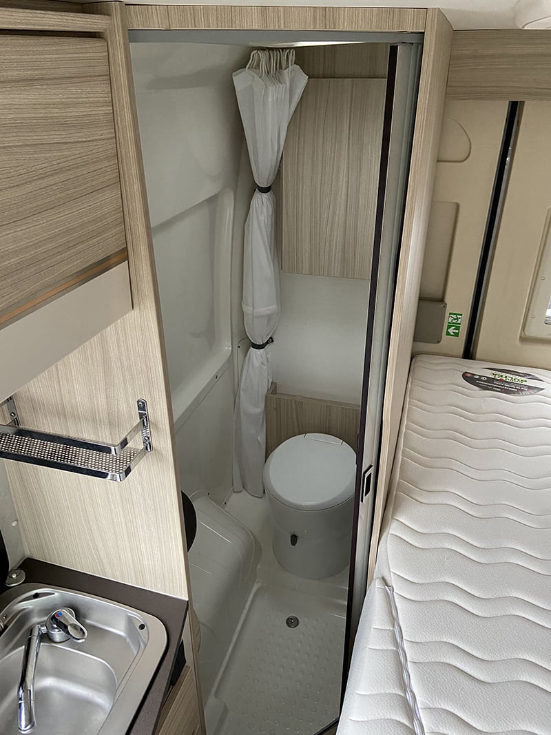 Fourgon Dreamer D 42 espace sanitaire