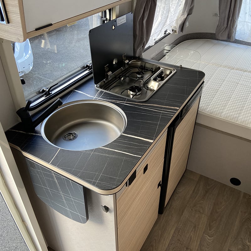 Caravane Eriba Touring 430 Urban Edition espace cuisine