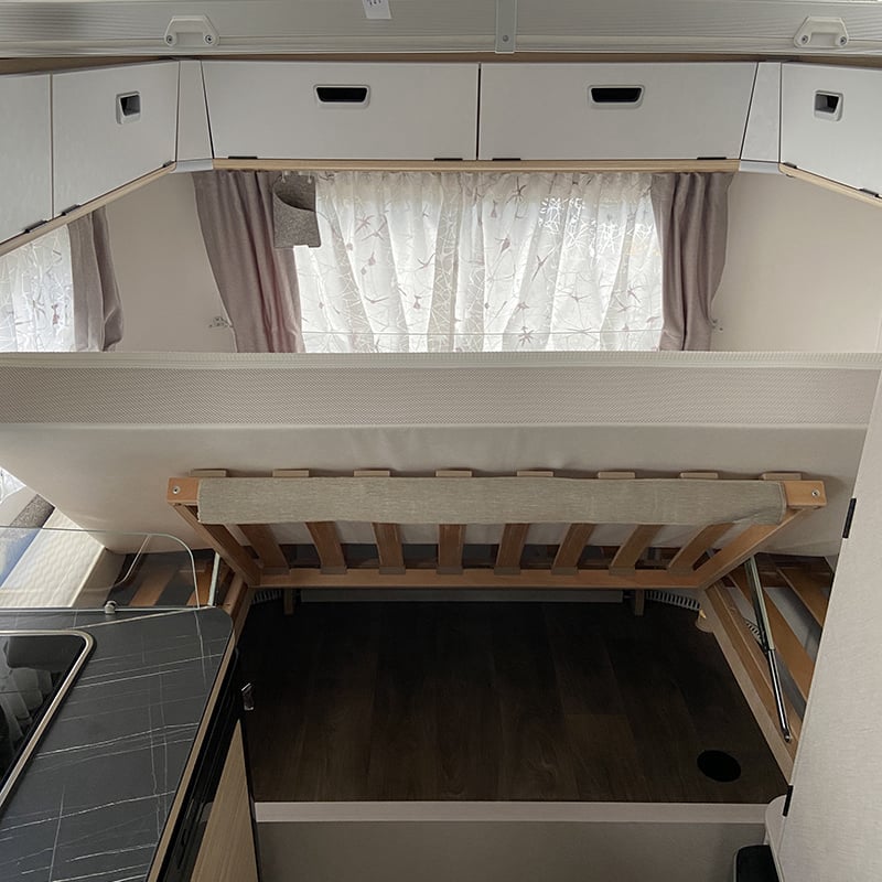 Caravane Eriba Touring 430 Urban Edition espace de rangement couchage