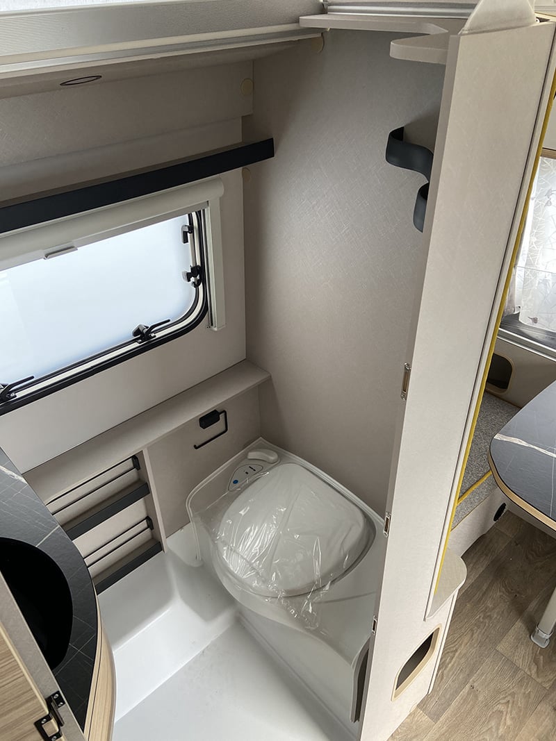 Caravane Eriba Touring 430 Urban Edition espace sanitaire