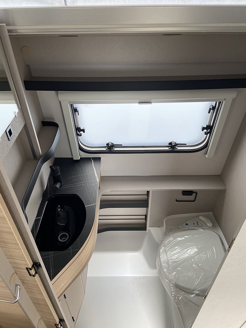 Caravane Eriba Touring 430 Urban Edition espace sanitaire complet