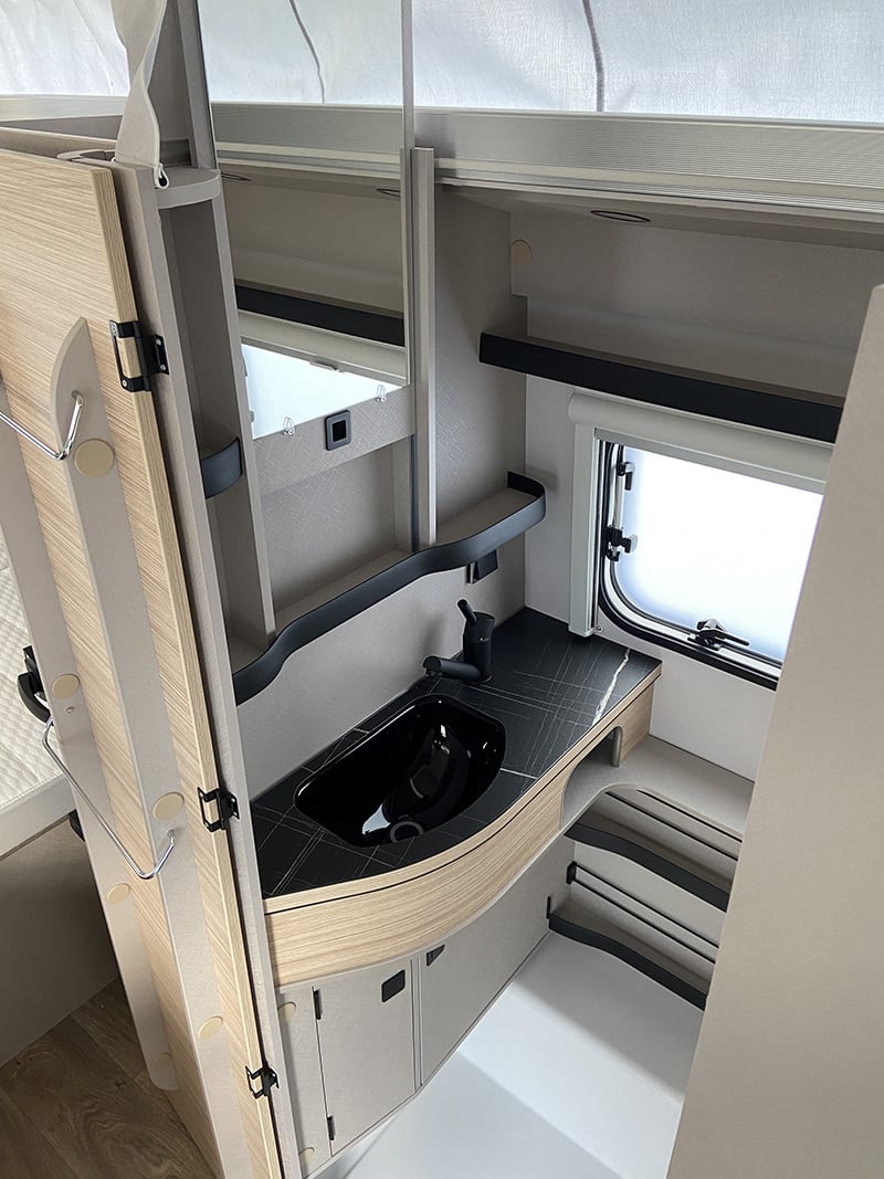 Caravane Eriba Touring 430 Urban Edition espace sanitaire lavabo
