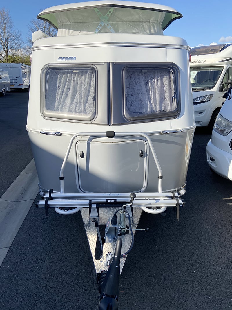 Caravane Eriba Touring 430 Urban Edition face avant toit relevé