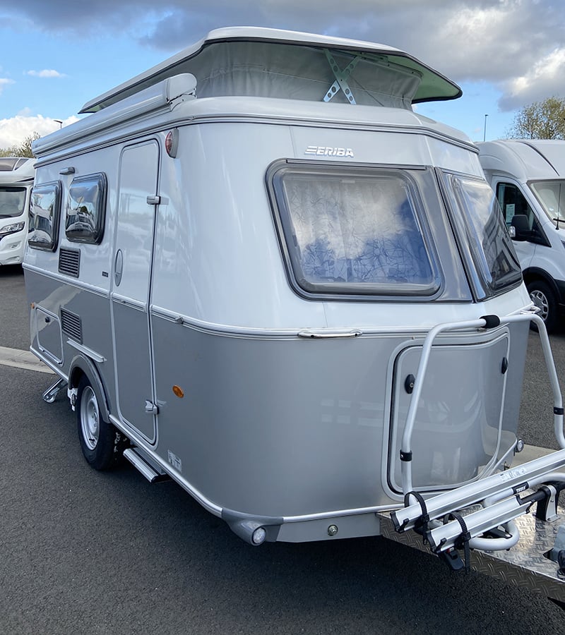 Caravane Eriba Touring 430 Urban Edition profil avant droit toit relevé