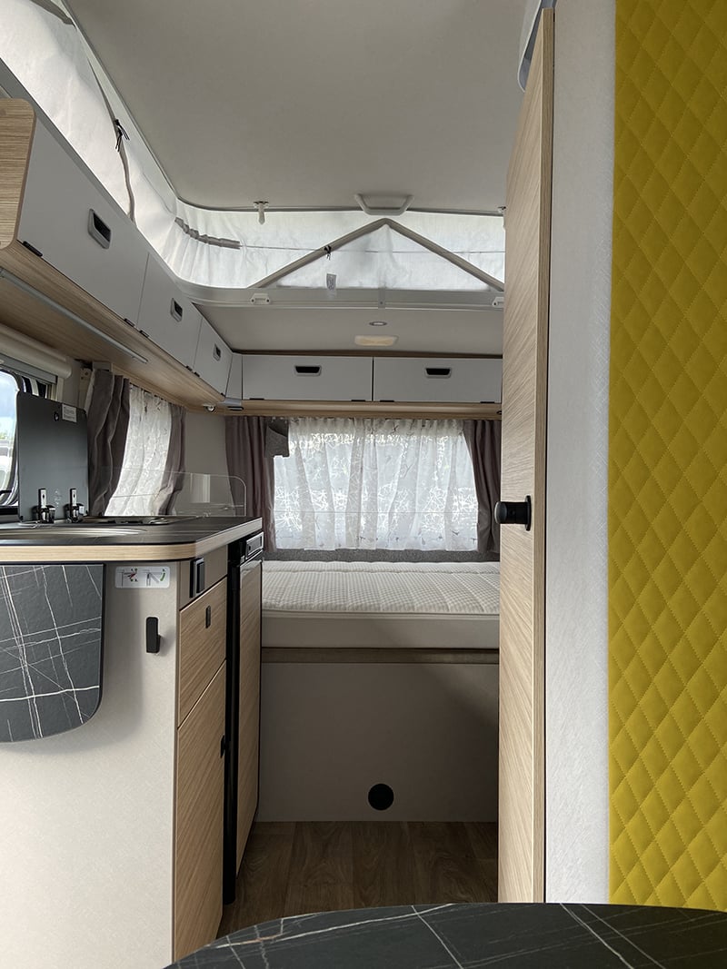 Caravane Eriba Touring 430 Urban Edition vue intérieure couchage